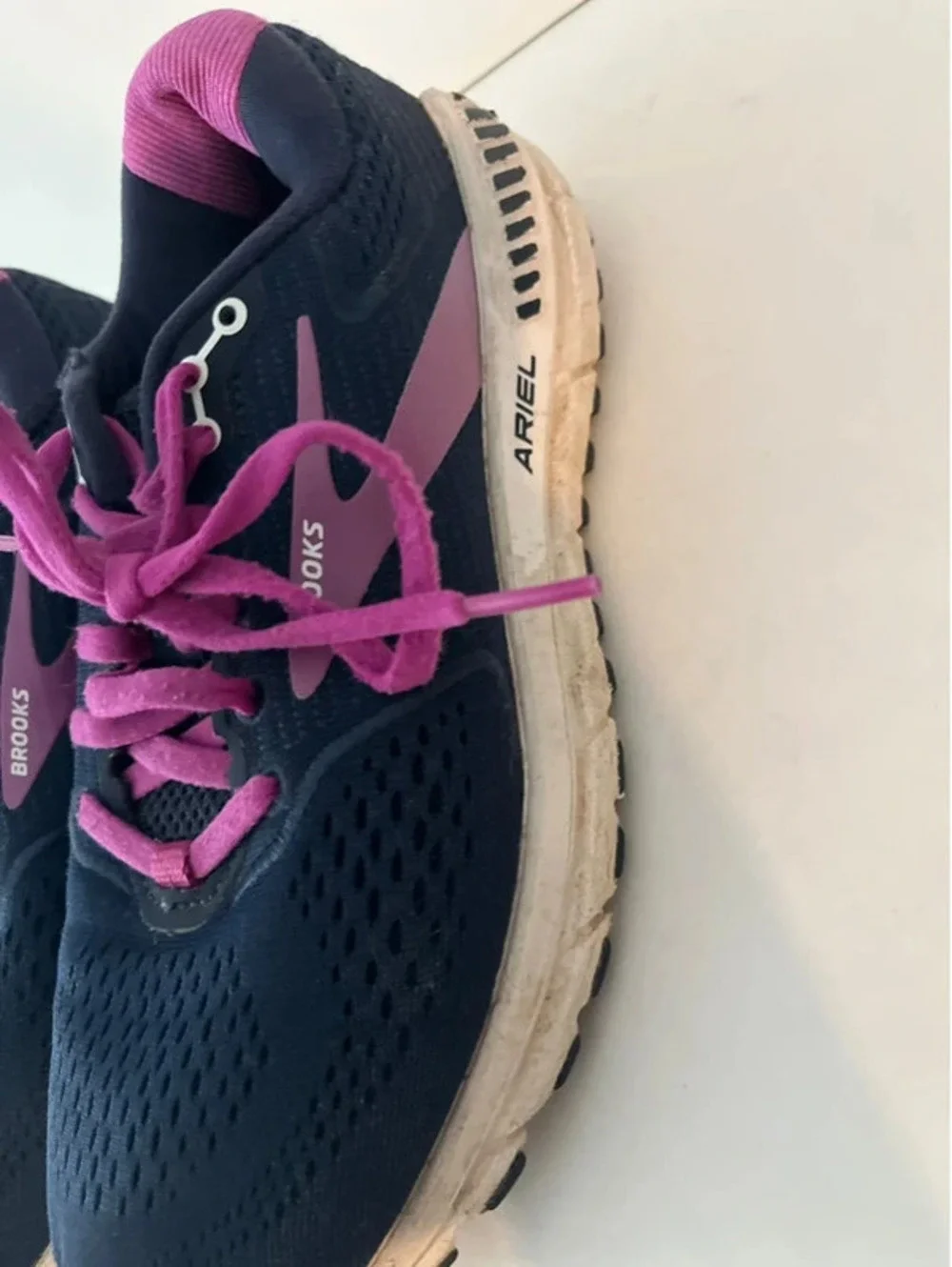 Brooks Ariel Running Shoes Women’s Size 7.5 Navy blue purple Sneakers